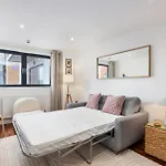 Modern Central 1 Bed Wimbledon Pad