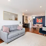 Modern Central 1 Bed Wimbledon Pad