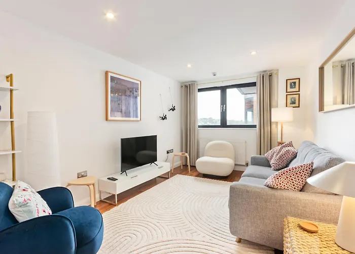 Modern Central 1 Bed Wimbledon Pad